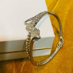 Silvertone fashion bracelet with stone accents!